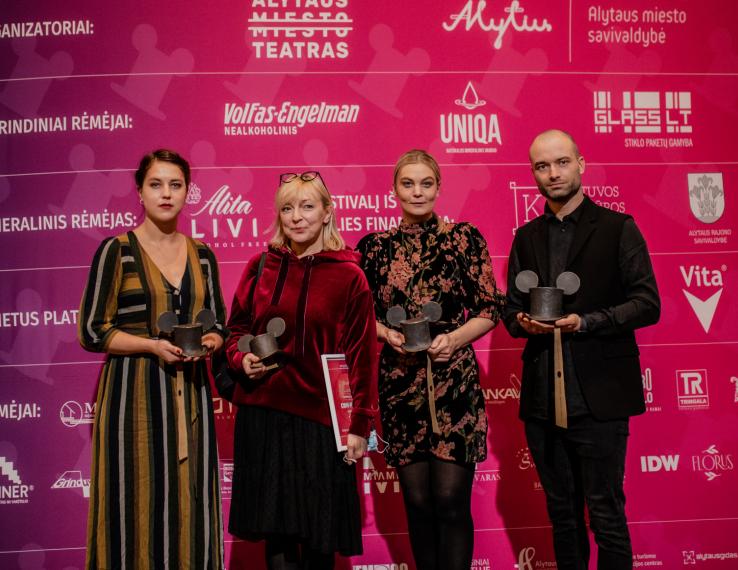 Festivalis COM•MEDIA išdalino apdovanojimus. Tarp laureatų J. Miltinio dramos teatras